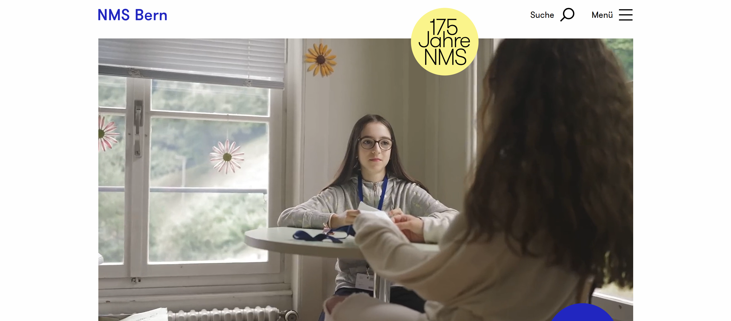Screenshot der Eingangsseite der NMS Bern. Man sieht das Logo, ein grosses Hero-Bild mit einer Schülerin, die in die Kamera schaut.