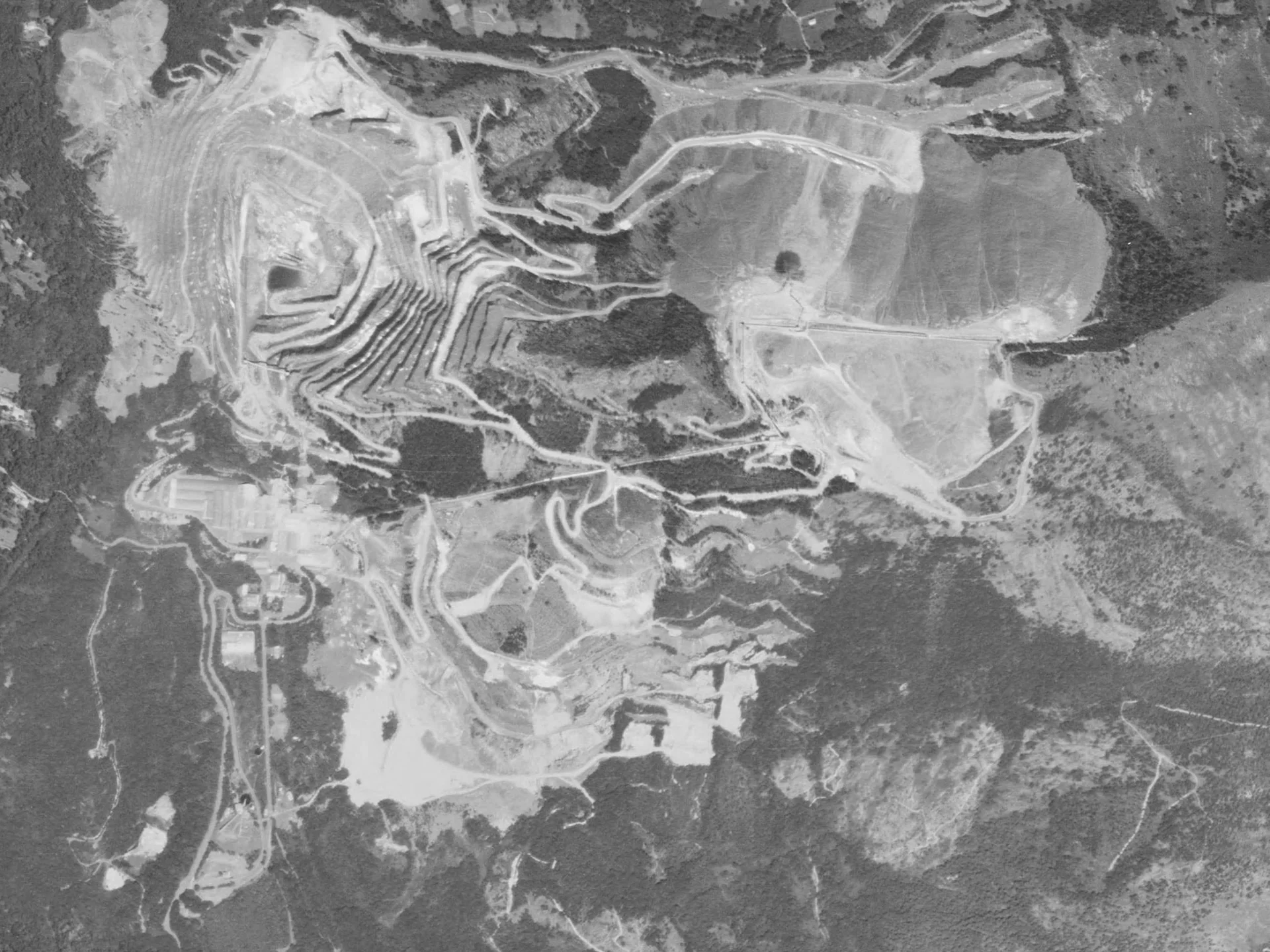 Veduta dell’intero sito minerario quando cessarono le attività, con cumuli di pietrisco a vista