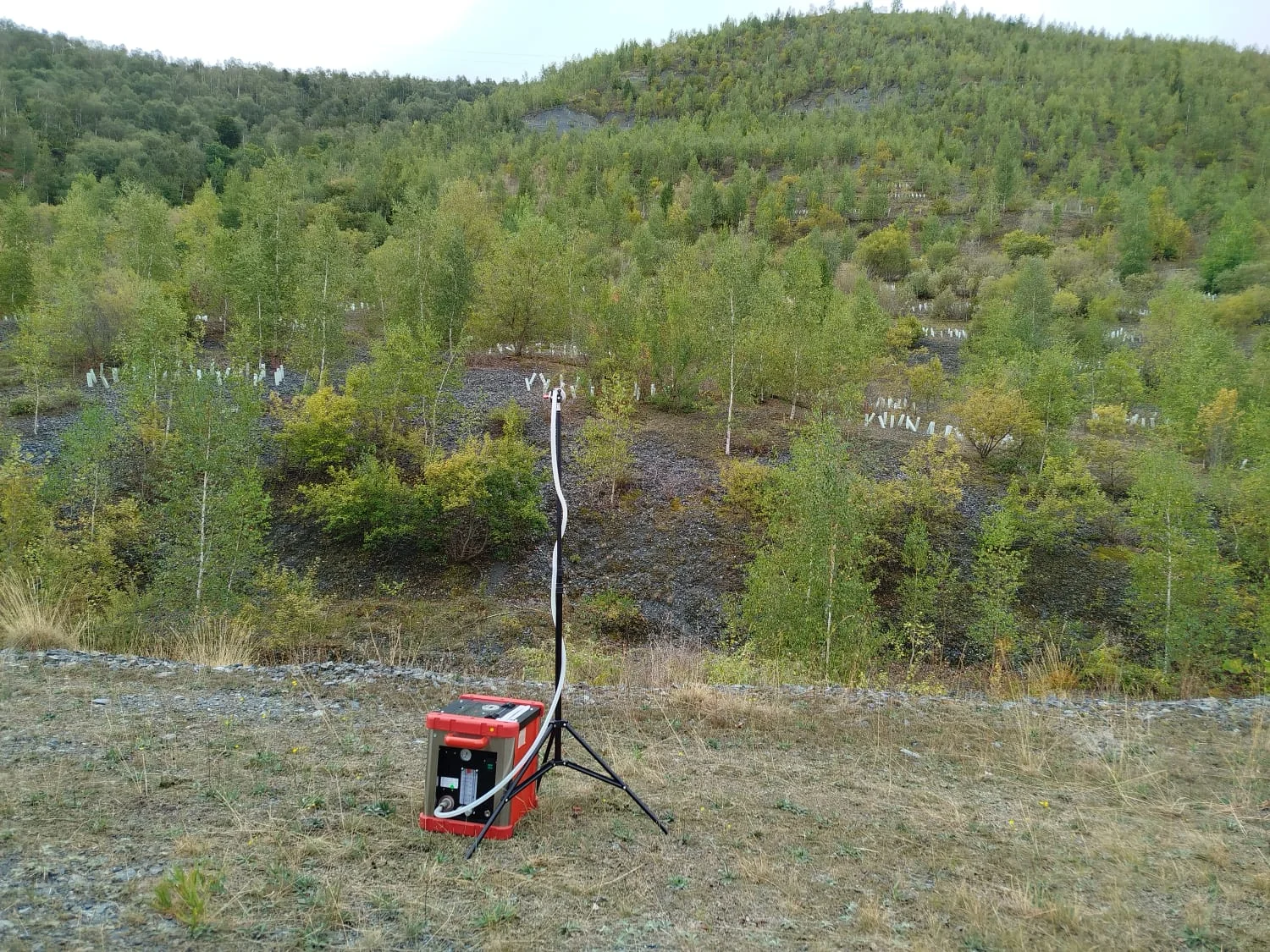 Centralina di monitoraggio dell’aria posizionata alla base della discarica di pietrisco lato Corio