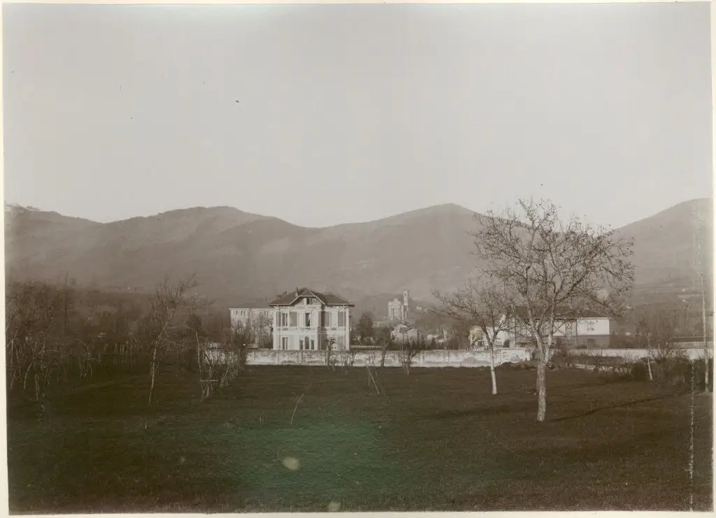 Veduta d'epoca di una villa di Balangero con sullo sfondo il profilo dei monti prima delle trasformazioni dell’attività estrattiva
