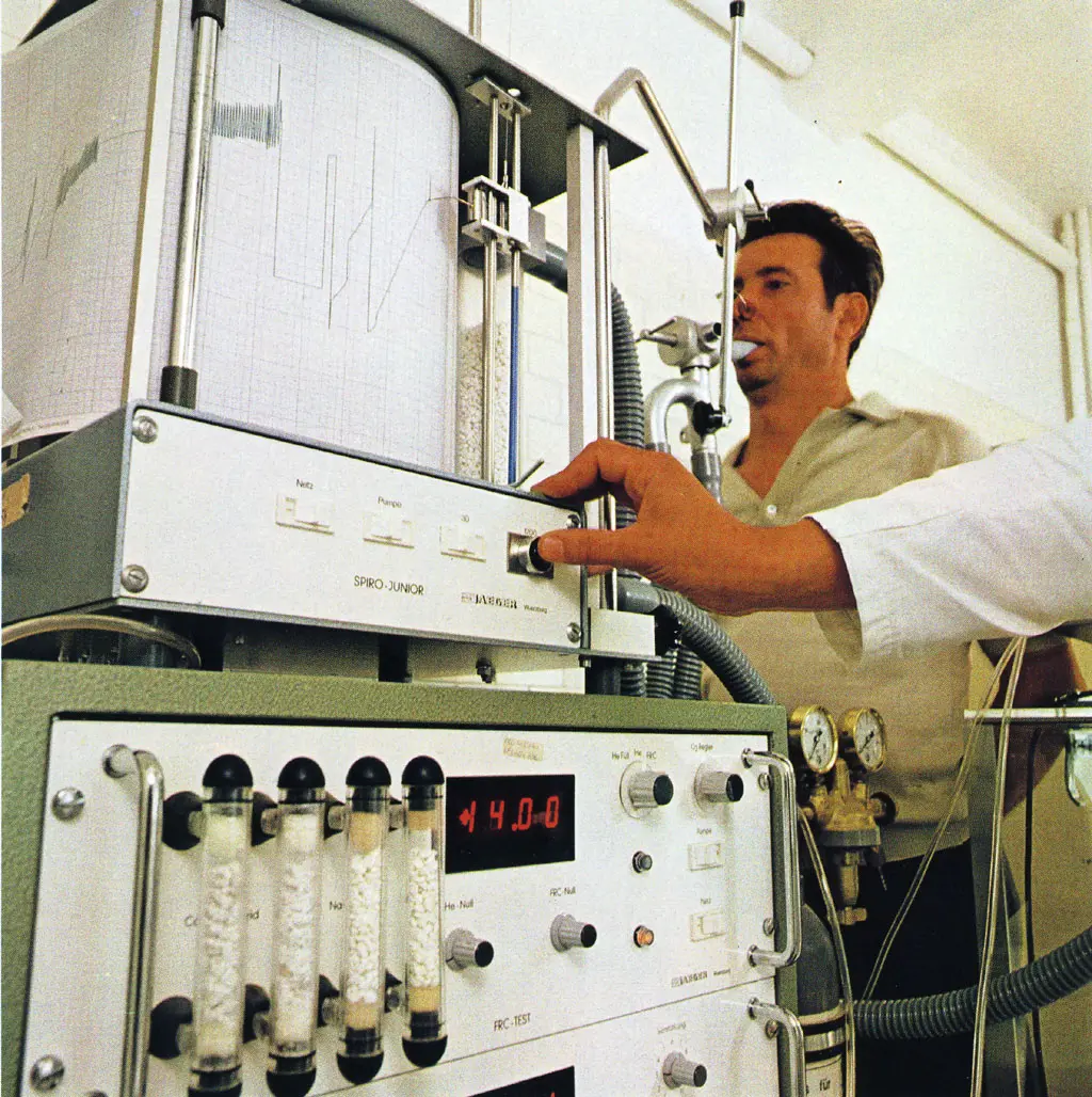 Macchinario storico per spirometria con un paziente che sta effettuando l’esame
