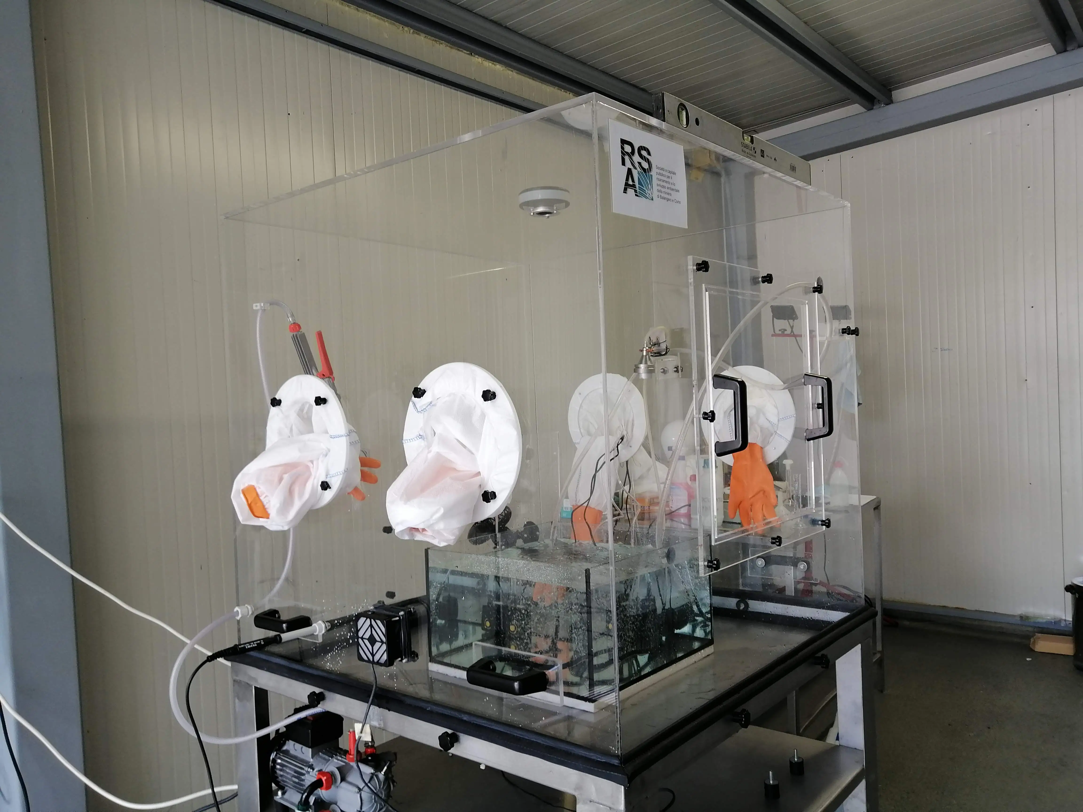 Struttura a tenuta stagna per la manipolazione di materiale contaminato da amianto il plexiglass trasparente con manicotti 