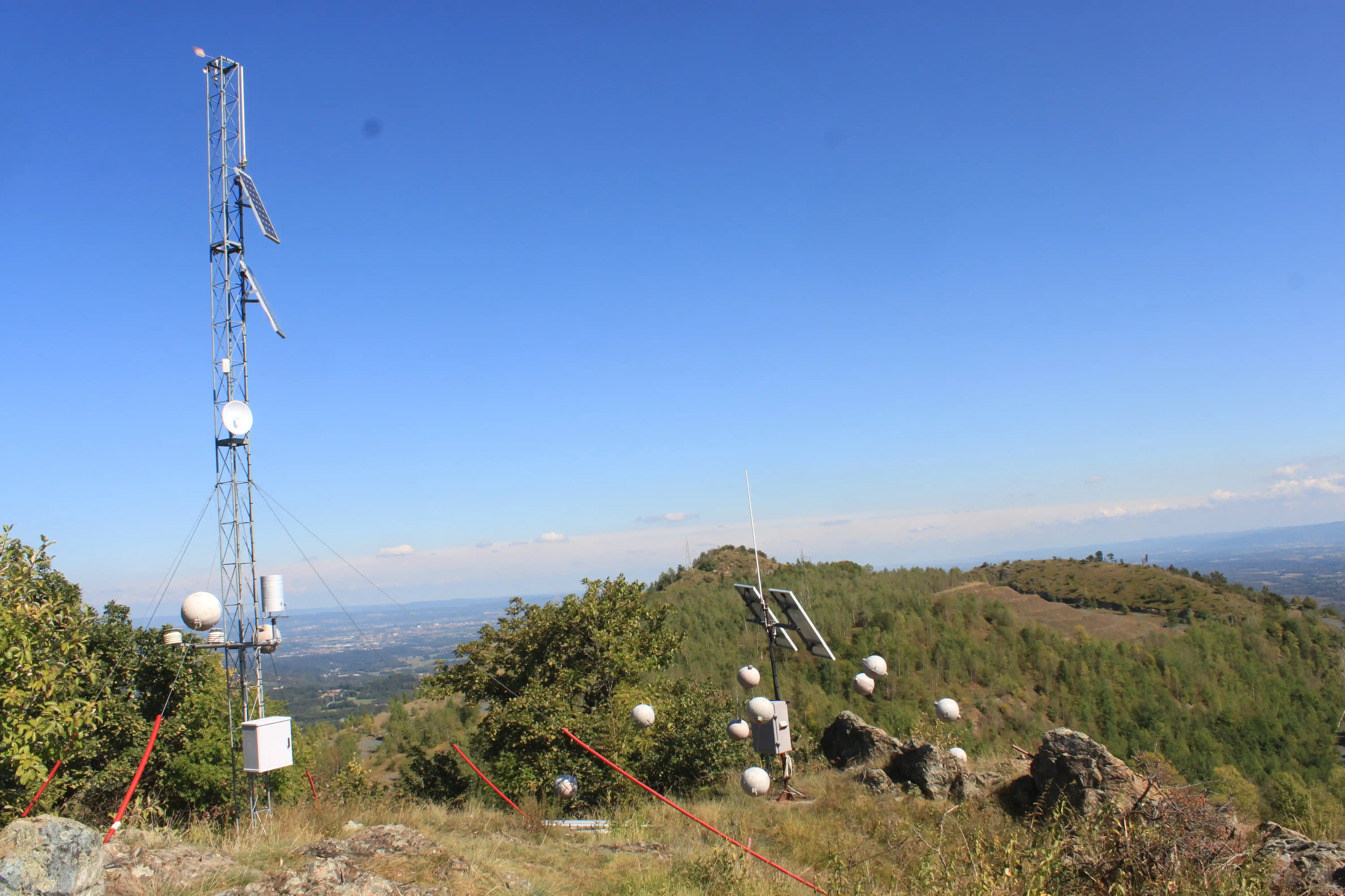 Traliccio sul Monte San Vittore con la strumentazione di rilevamento meteo con vista panoramica sulla pianura