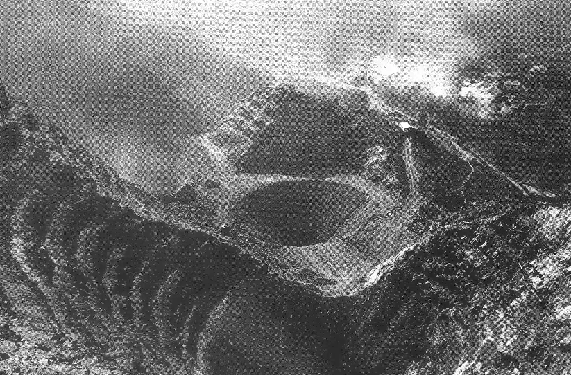 Veduta storica della miniera  con scavi a cielo aperto, discariche minerarie e impianti di lavorazione.