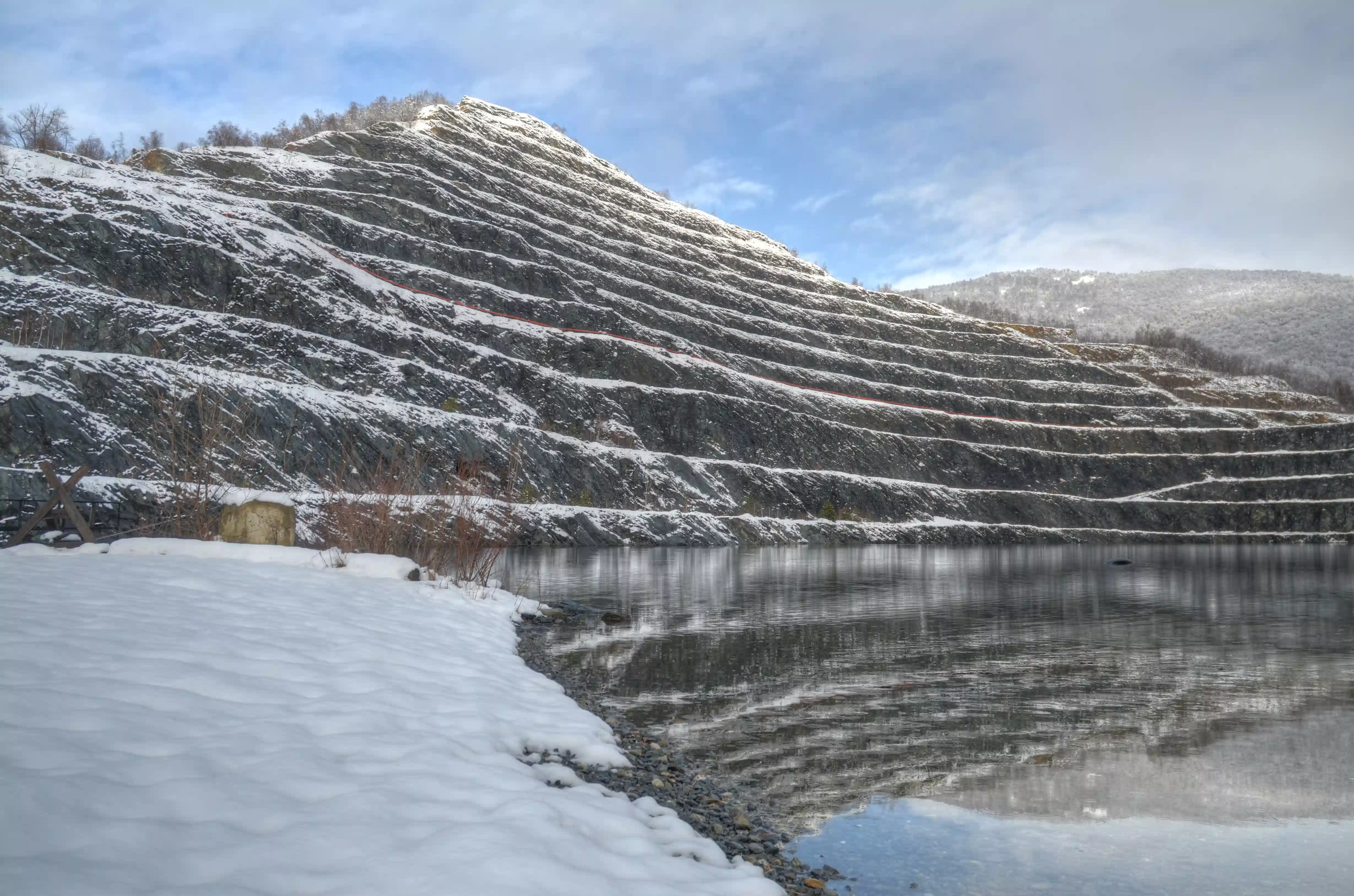 Gradoni del bacino minerario ricoperti di neve