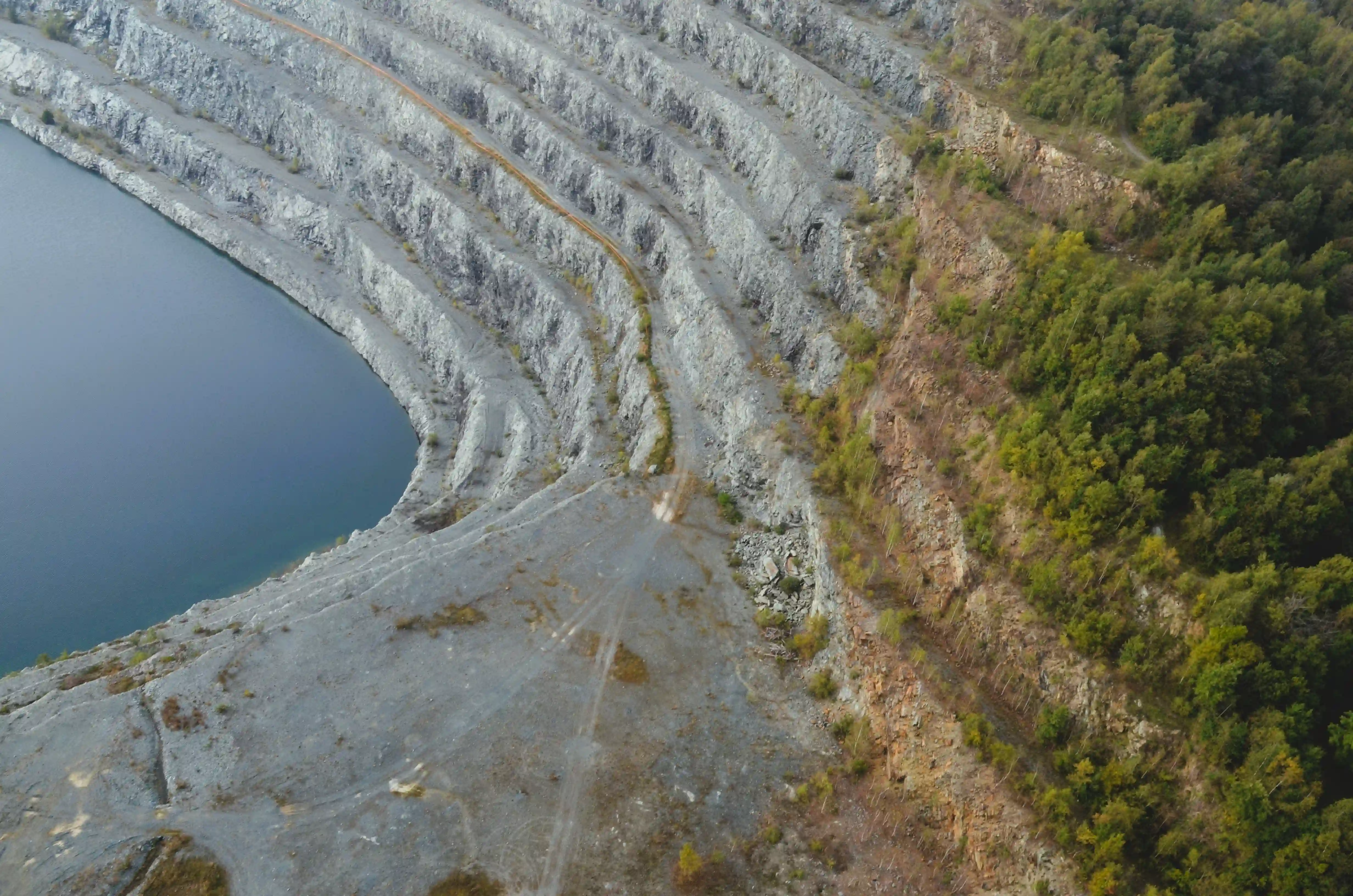 Gradoni del bacino minerario con evidente contatto tettonico