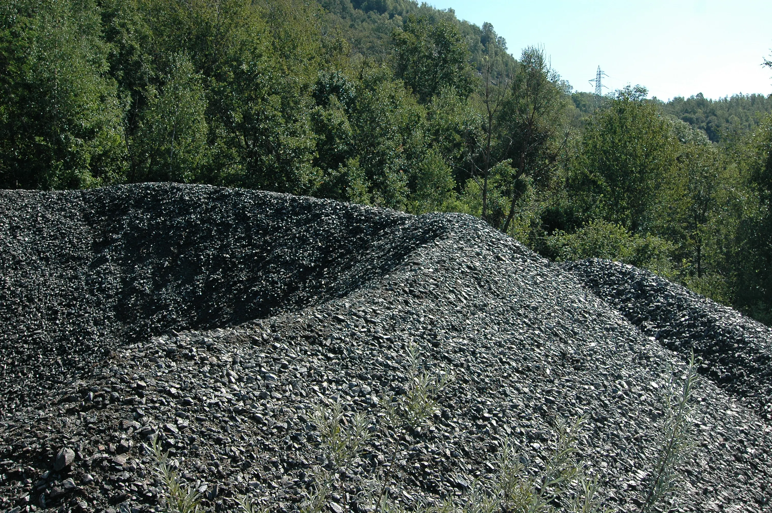 Cumulo di serpentinite frantumata destinata alla lavorazione nell’ex miniera di Balangero