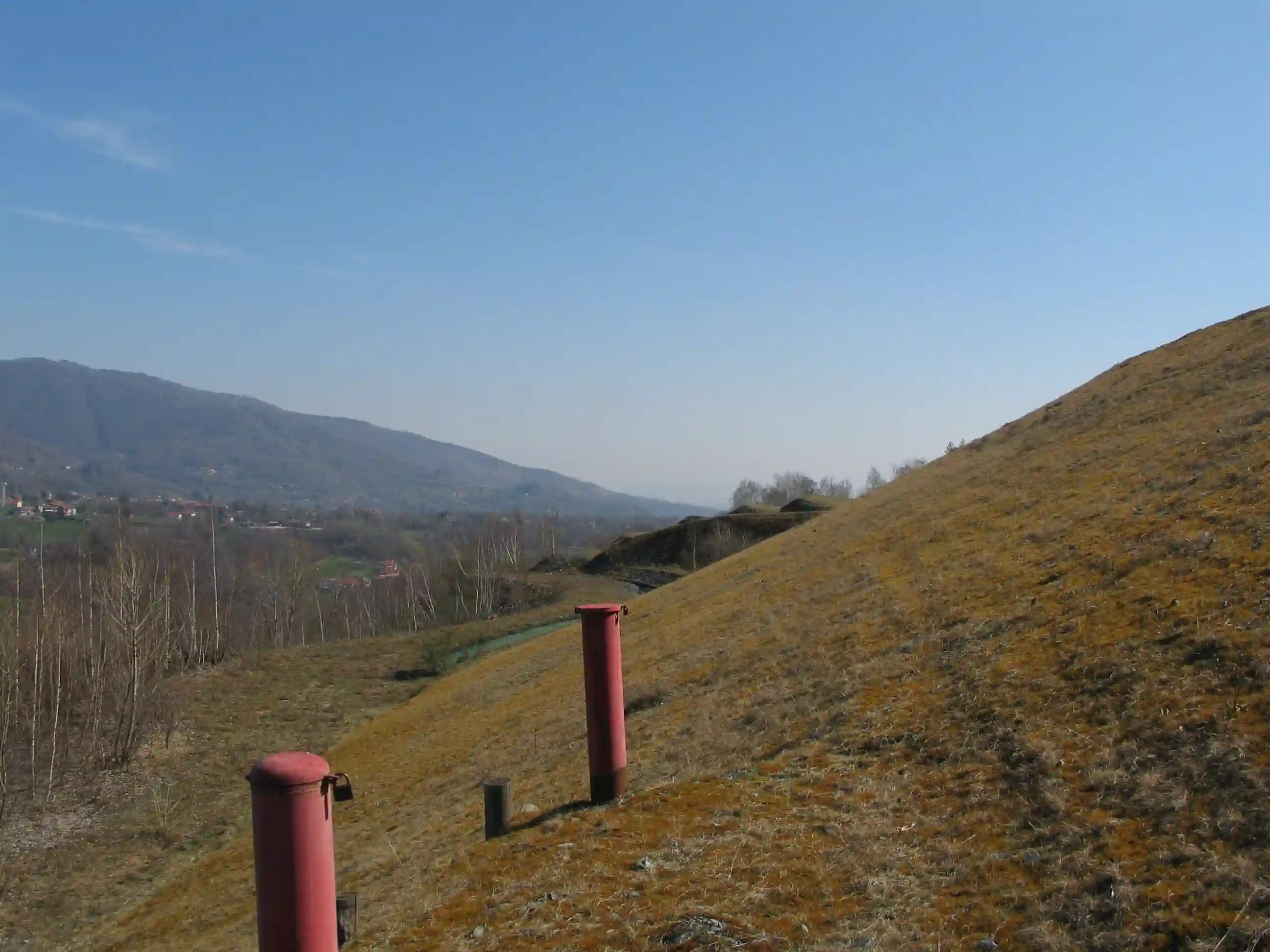 Piezometro e inclinometro installati su una discarica mineraria per il monitoraggio geotecnico