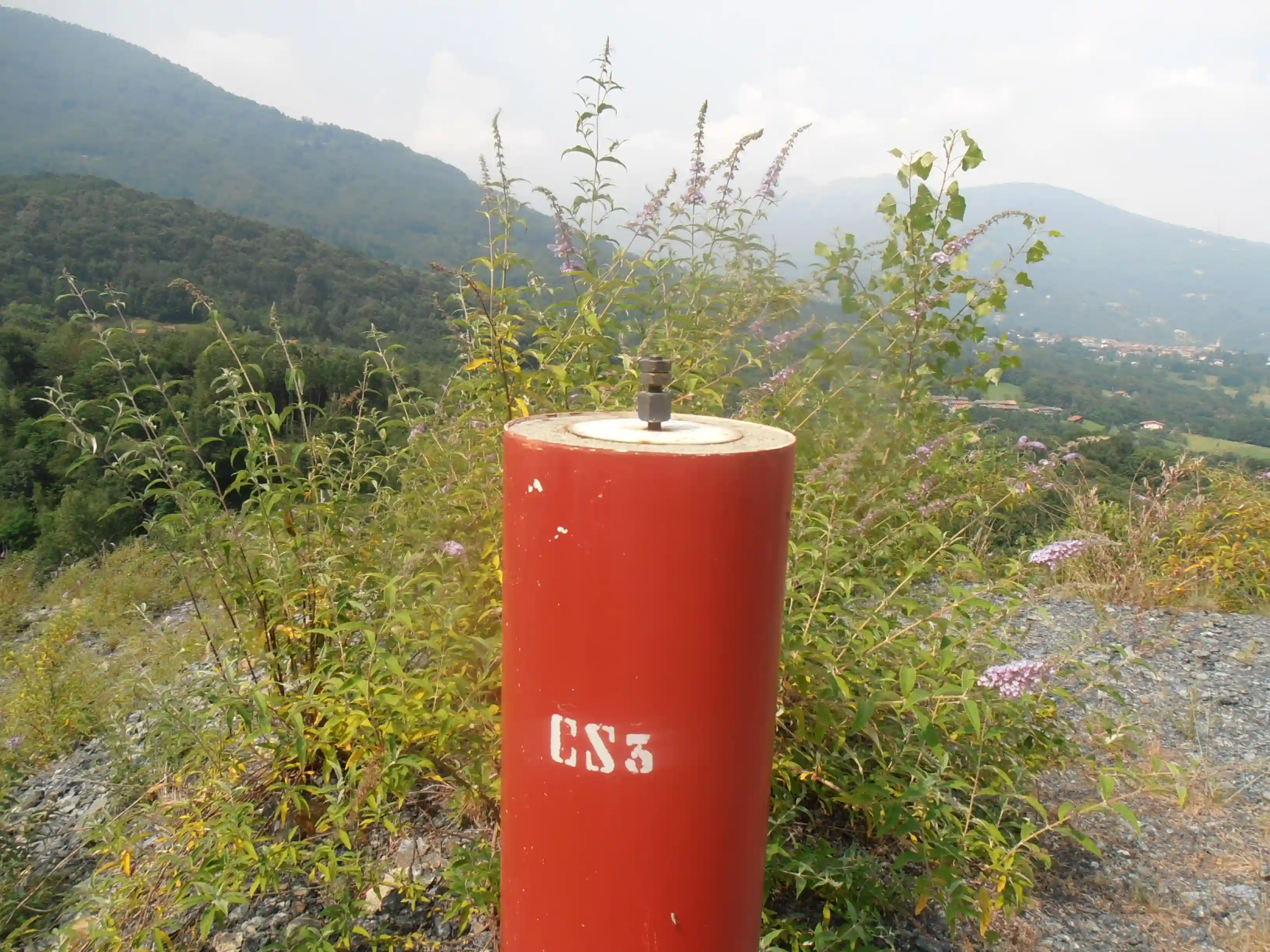 Piezometro e inclinometro installati su una discarica mineraria per il monitoraggio geotecnico