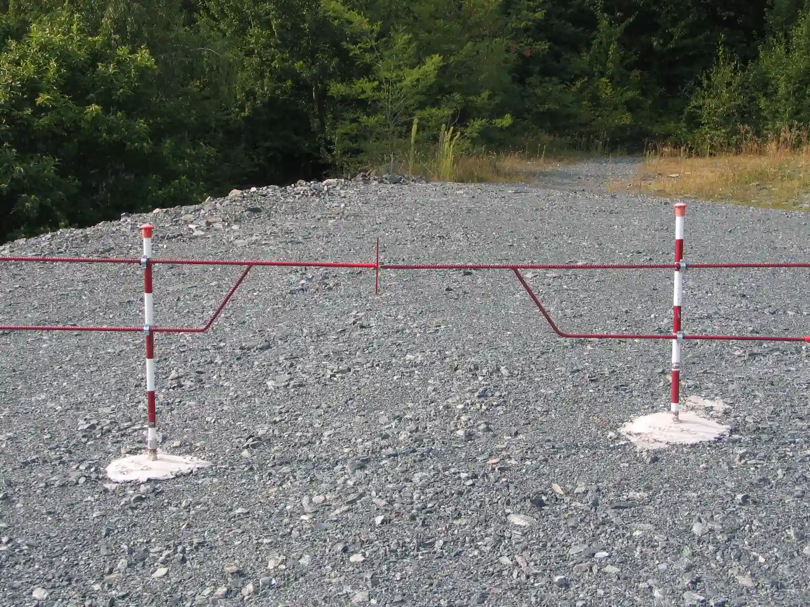 Comparatore installato su una discarica mineraria per il monitoraggio degli spostamenti superficiali
