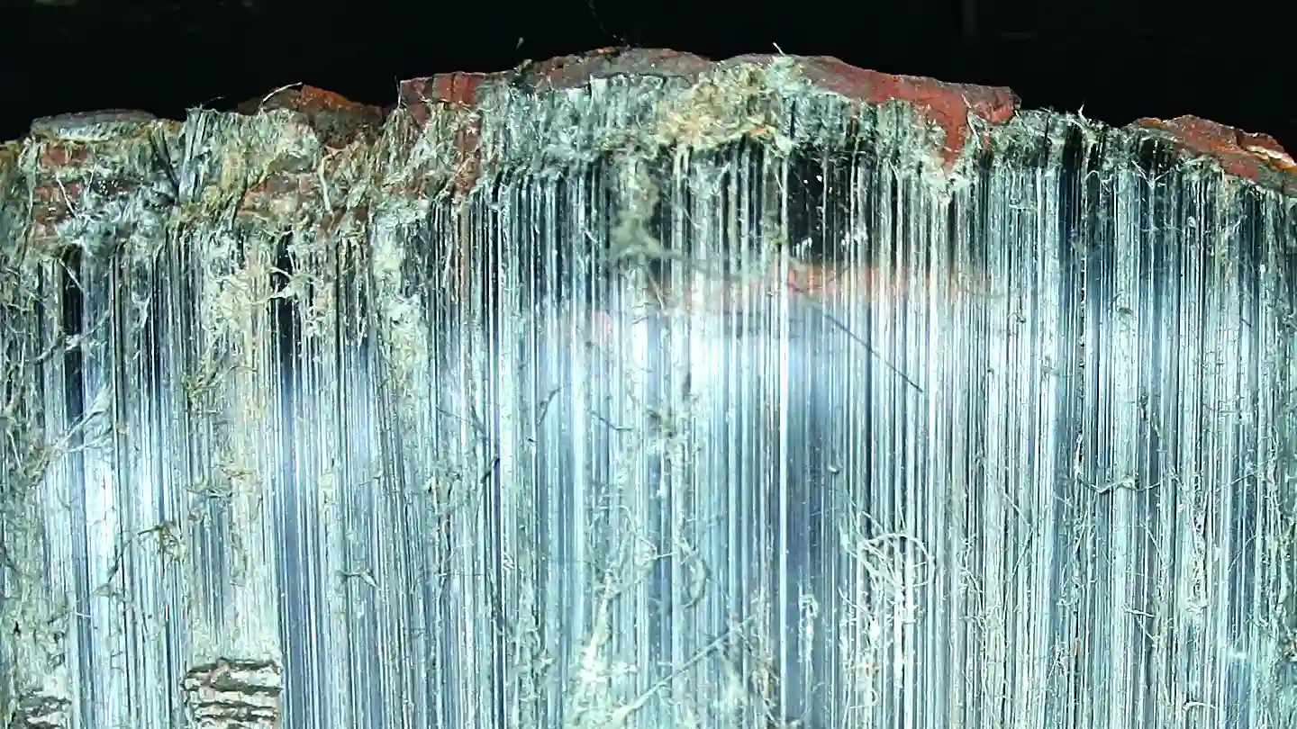 Campione di crocidolite a fibre verticali con colorazione bluastra 