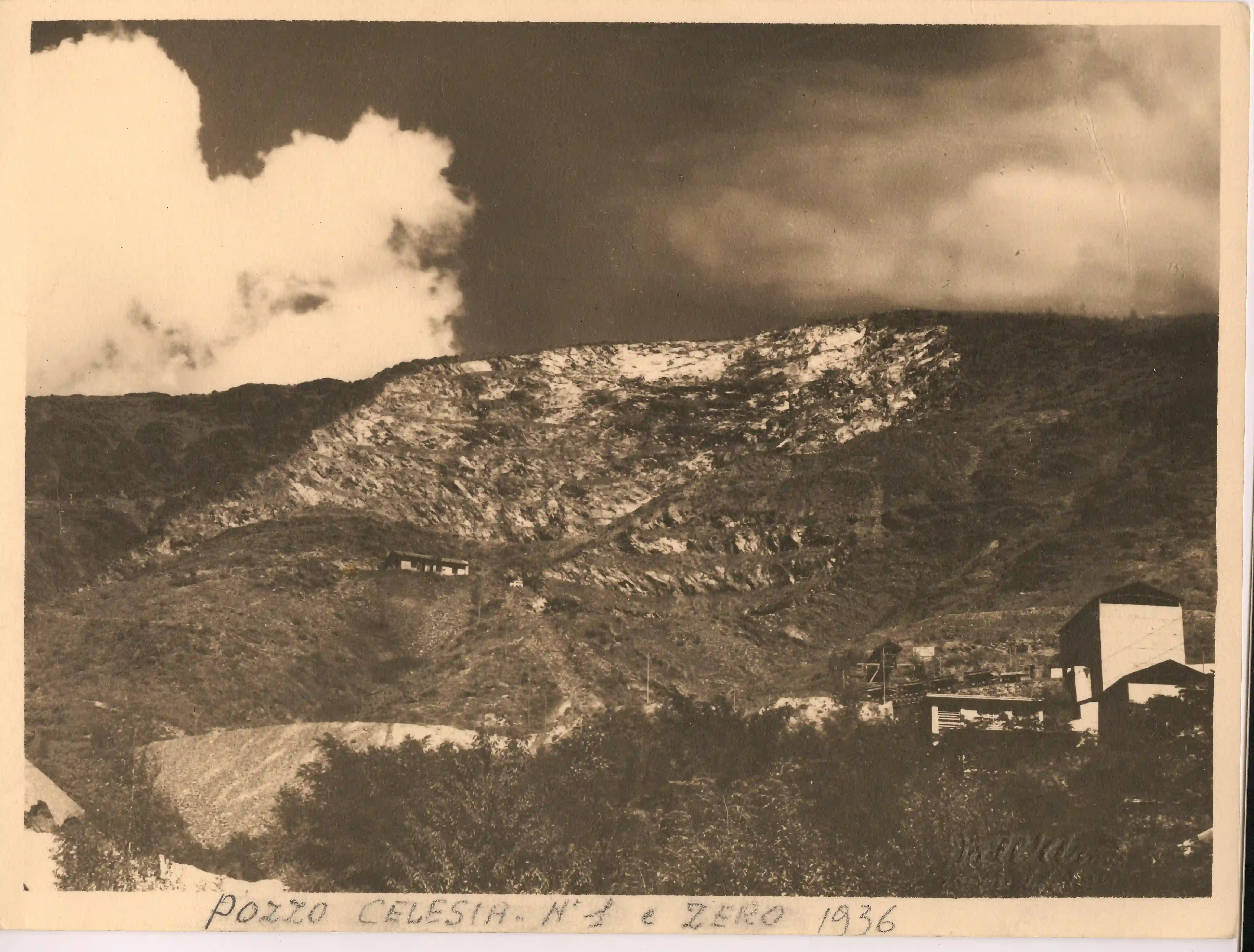 Panorama  nel 1936 dei pozzi sul versanti e scavato lato Balangero, alcuni edifici industriali sparsi e vegetazione bassa  in primo piano