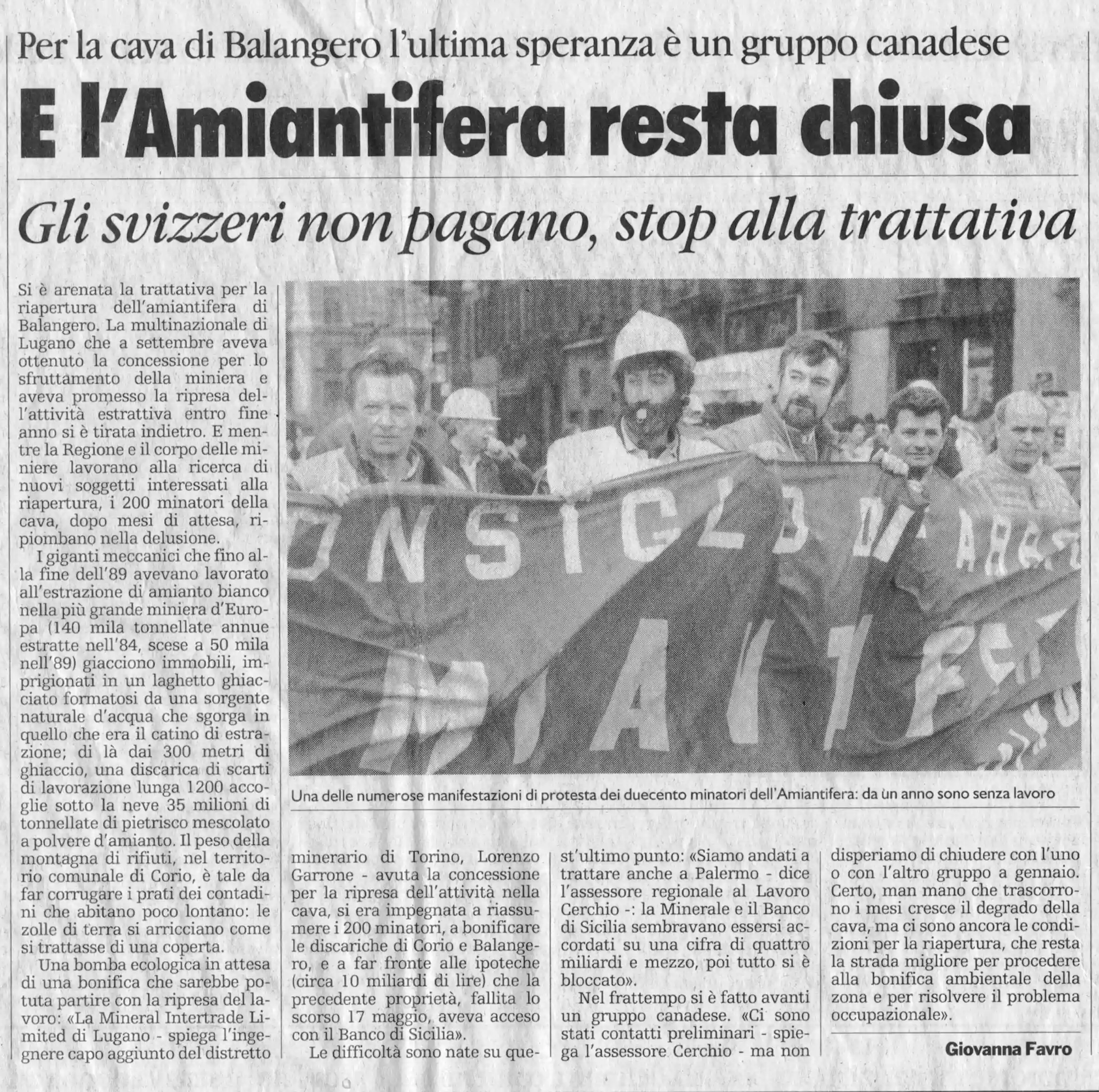 articolo de La Stampa inerente la chiusura della fabbrica con fotografia degli operai in corteo che portano uno striscione