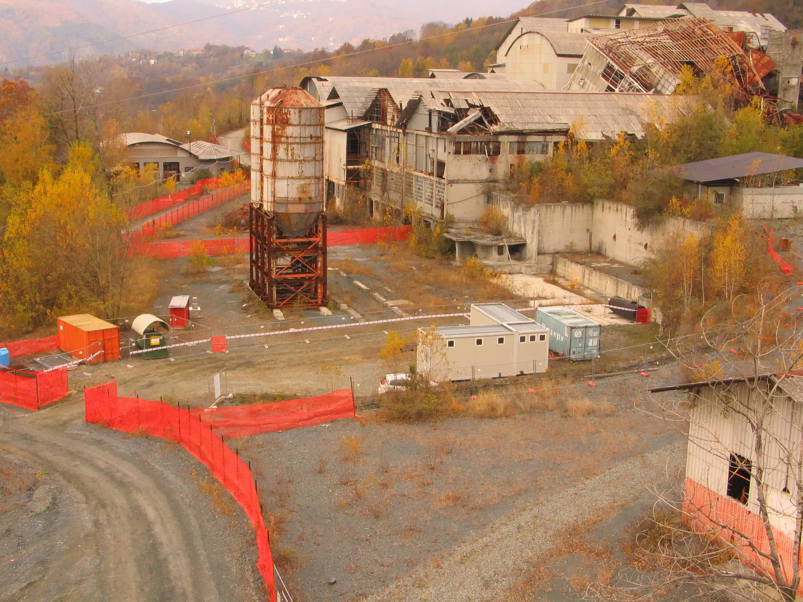Due silos del vecchio impianto industriale all’interno del piazzale degli stabilimenti