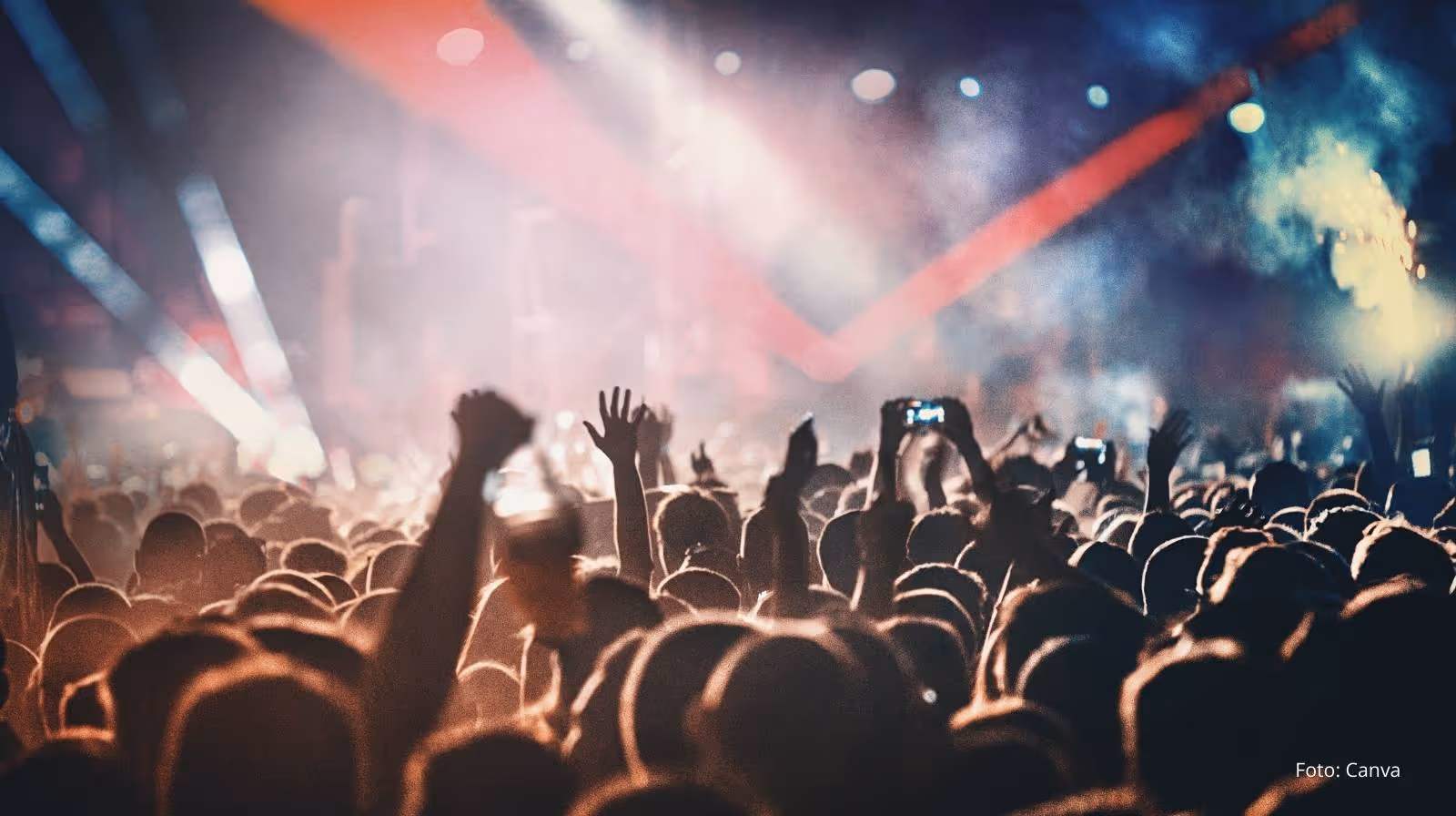 Zuschauer jubeln bei einem Rockkonzert