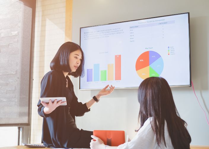 Zwei Damen werten ein Dashboard aus.