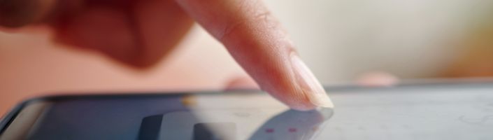 Finger tippt auf ein Smartphone