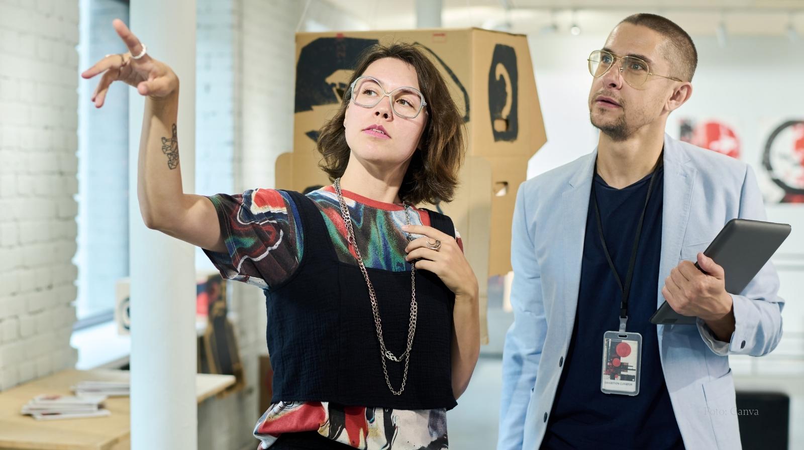 2 Eventmanager besprechen den Veranstaltungsverlauf