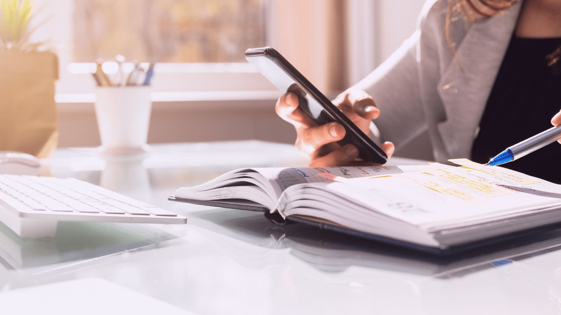 Frau gleicht Ihre digital erfassten Termine mit den handschriftlich eingetragenen.