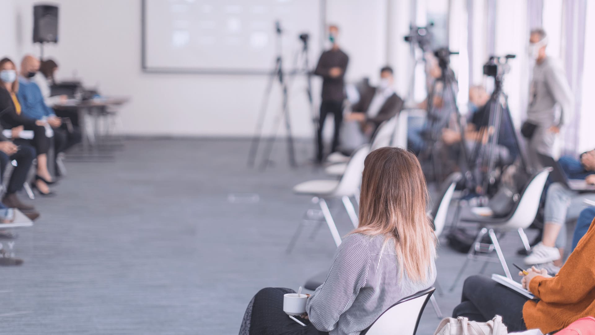Zuschauer sitzen in einem Konferenzraum