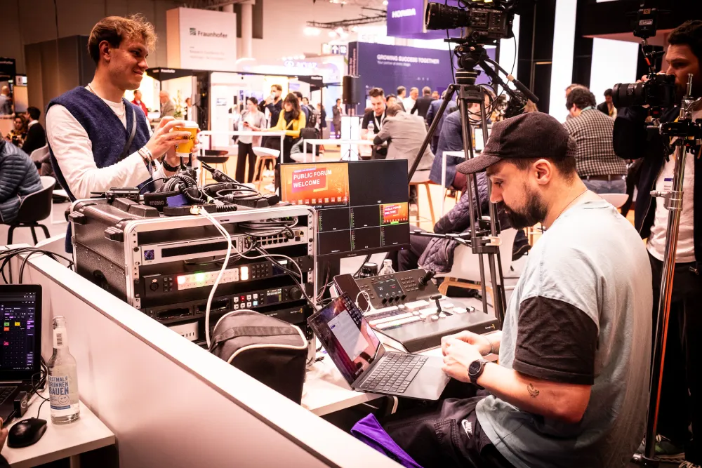 Technikteam am Regiepult einer Bühne auf der HANNOVER MESSE 2026