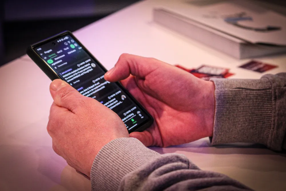 Besucher nutzt die HANNOVER MESSE App auf dem Smartphone