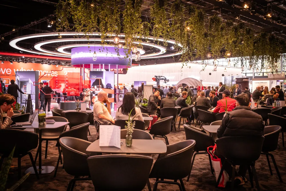 Lounge-Bereich mit Besuchern auf der HANNOVER MESSE 2026