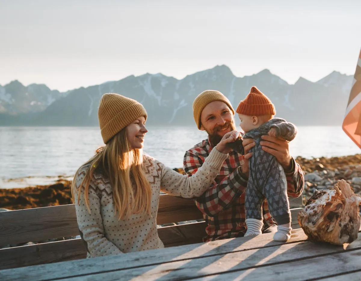 Familie som koser seg utenfor hytta.