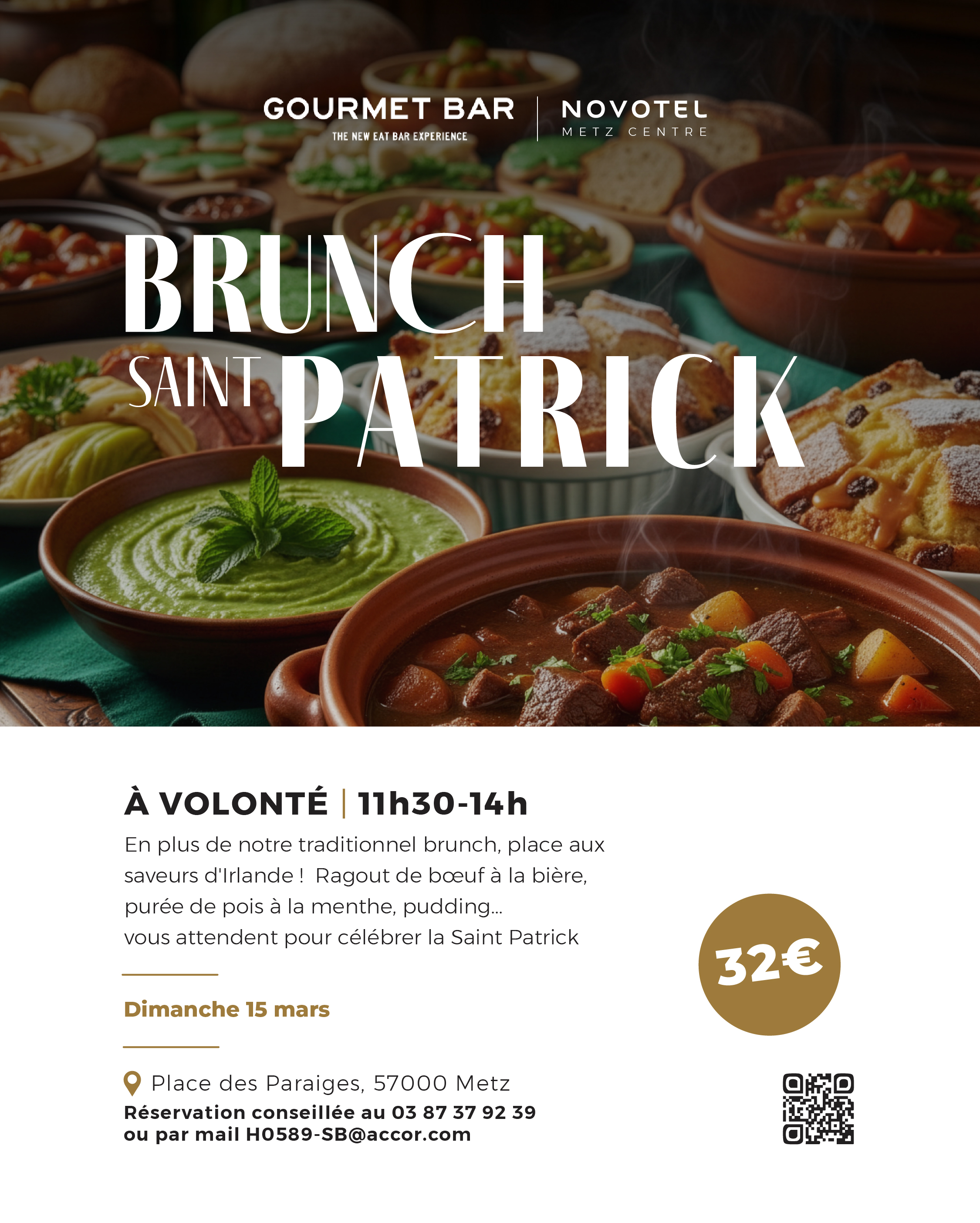 Gericht mit drei Lachsknödeln, grünen Blättern, Karotten-Julienne und einer Limettenscheibe in der Mitte.