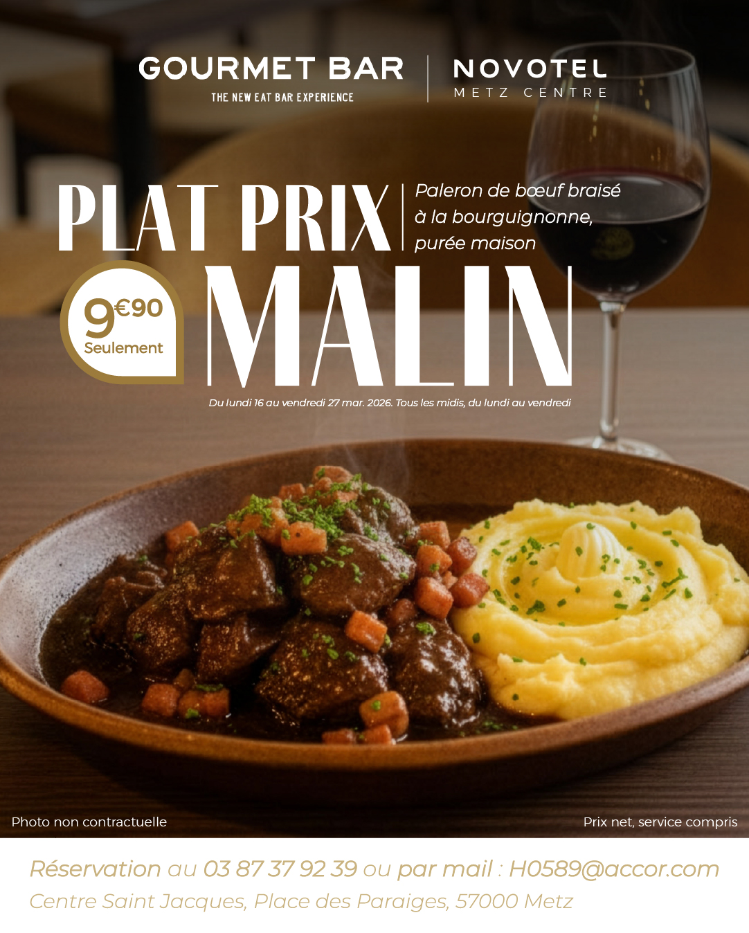 Plat garni de trois quenelles de saumon, de feuilles vertes, de julienne de carottes et d'une tranche de citron vert au centre.