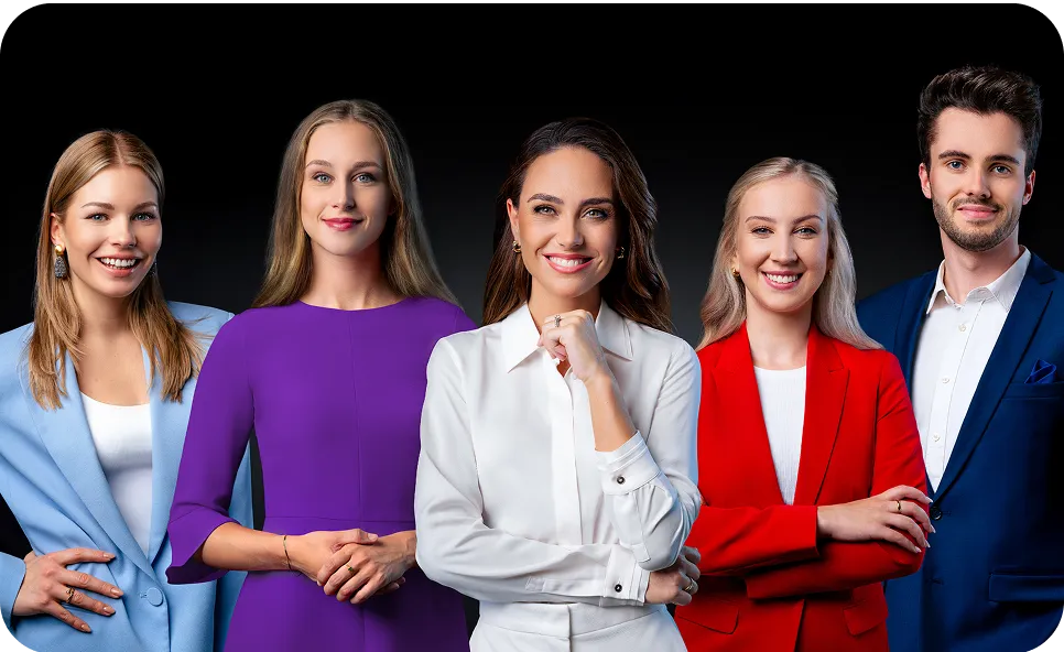 Teamfoto von LEHFELDT& – fünf Teammitglieder in Businesskleidung posieren vor dunklem Hintergrund, darunter Franca Lehfeldt, die Gründerin und CEO.