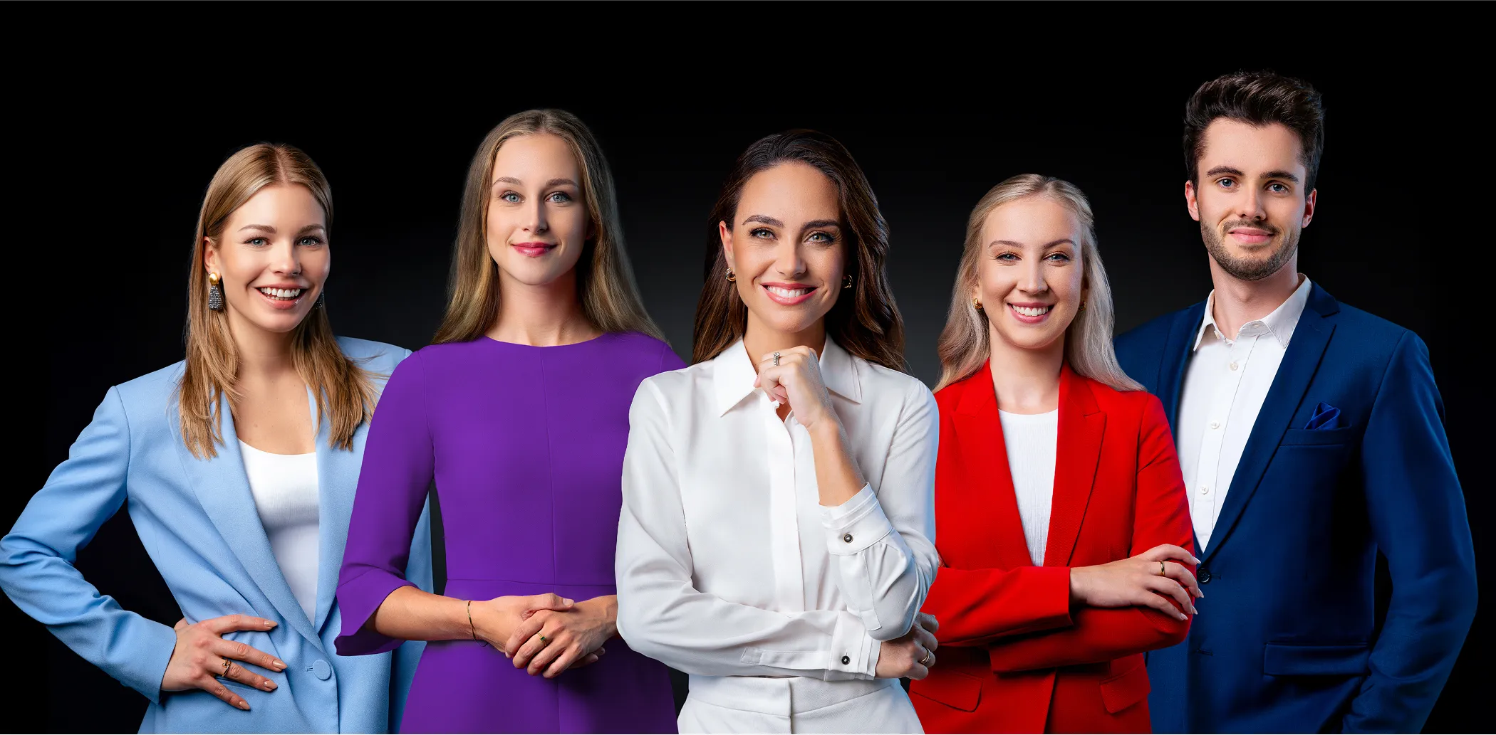 Teamfoto von LEHFELDT& – fünf Teammitglieder in Businesskleidung posieren vor dunklem Hintergrund, darunter Franca Lehfeldt, die Gründerin und CEO.