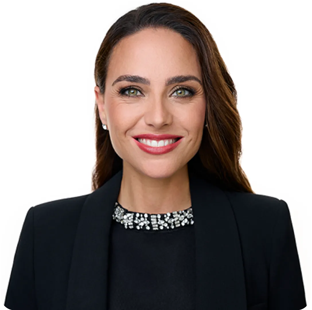 Franca Lehfeldt, CEO von LEHFELDT&, lächelt in die Kamera. Sie trägt ein schwarzes Outfit mit glitzerndem Kragen und steht vor hellem Hintergrund.