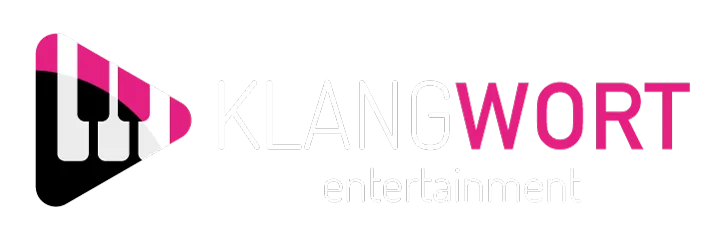 Logo von KLANGWORT entertainment mit Spiel-Symbol und Klaviertastenumrissen in Pink, Weiß und Schwarz.