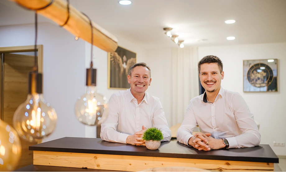 Michael Zeiher und Nicolaj Pietsch an einer Küchentheke 