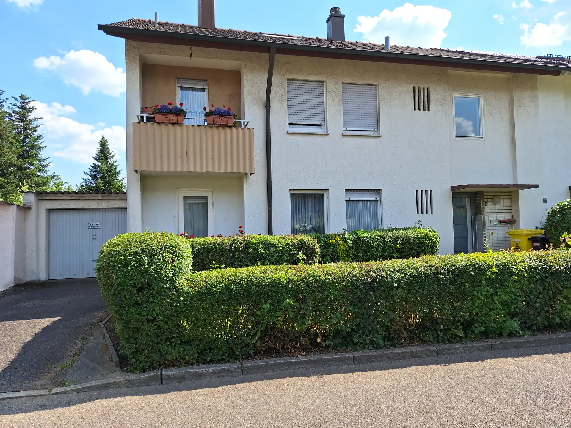 Außenansicht einer Immobilie die verkauft wurde in Abwesenheit des Verkäufers.