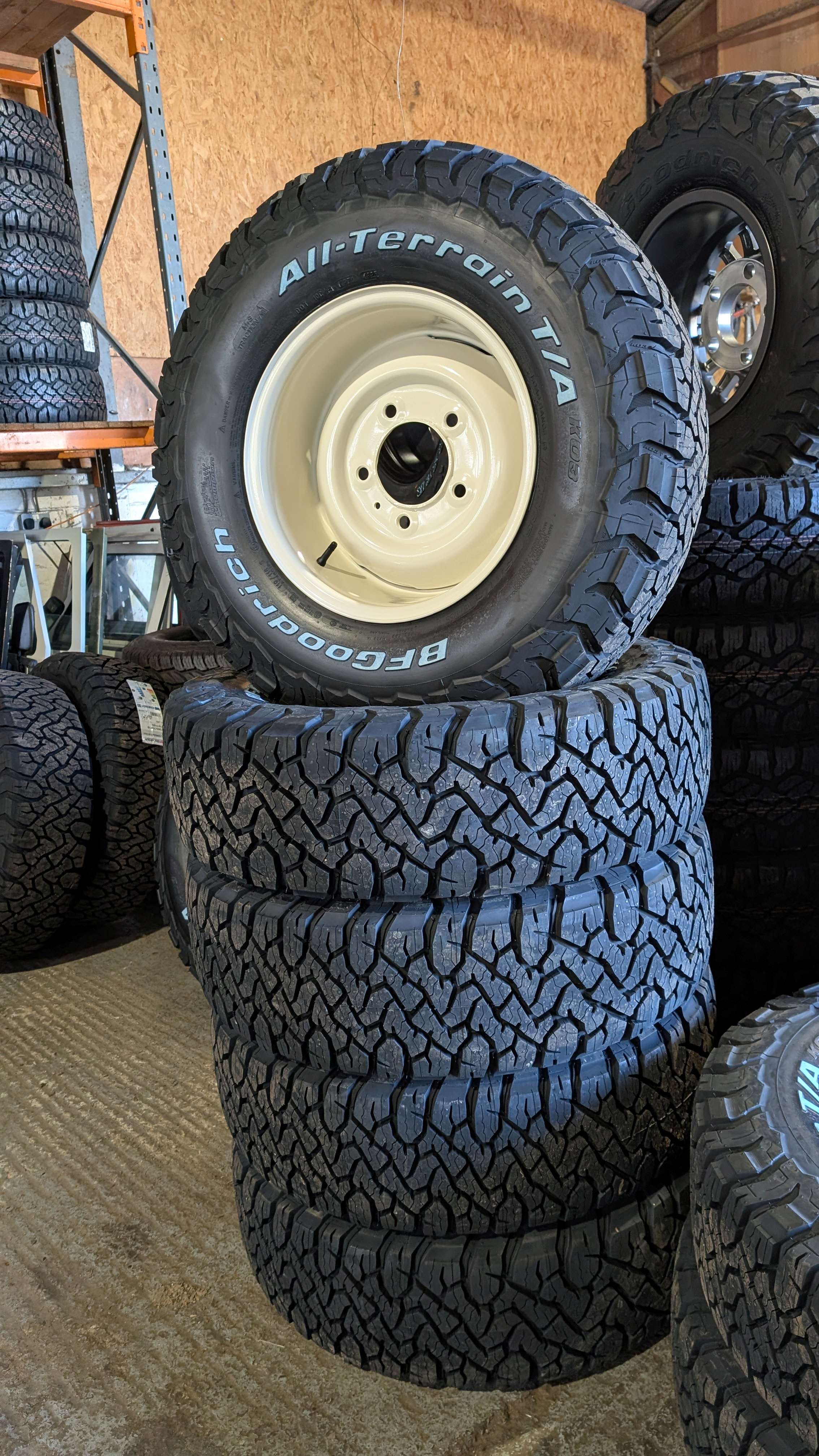 RidgePro Defender Classic Deep Dish in cream 16x8 ET0 & BFG KO3 tyres