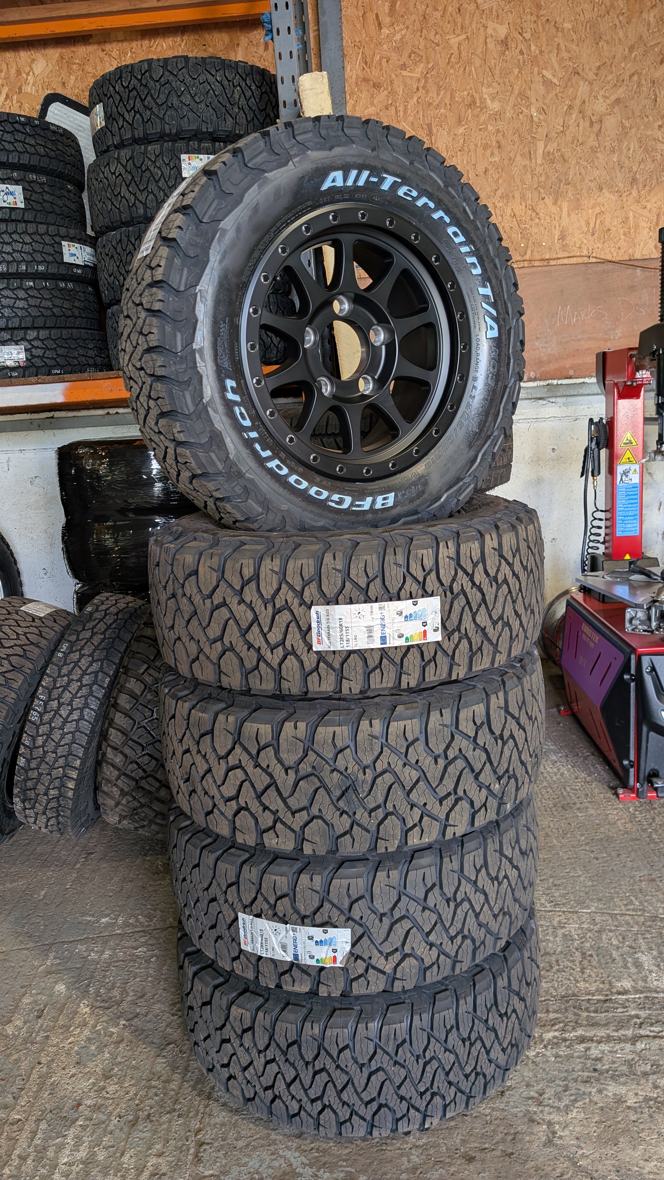 Set of 5 18" RidgePro DD01 wheels in black. Fitted with BFG KO3 AT tyres