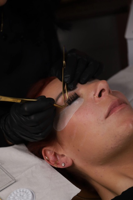 Nahaufnahme einer Wimpernbehandlung