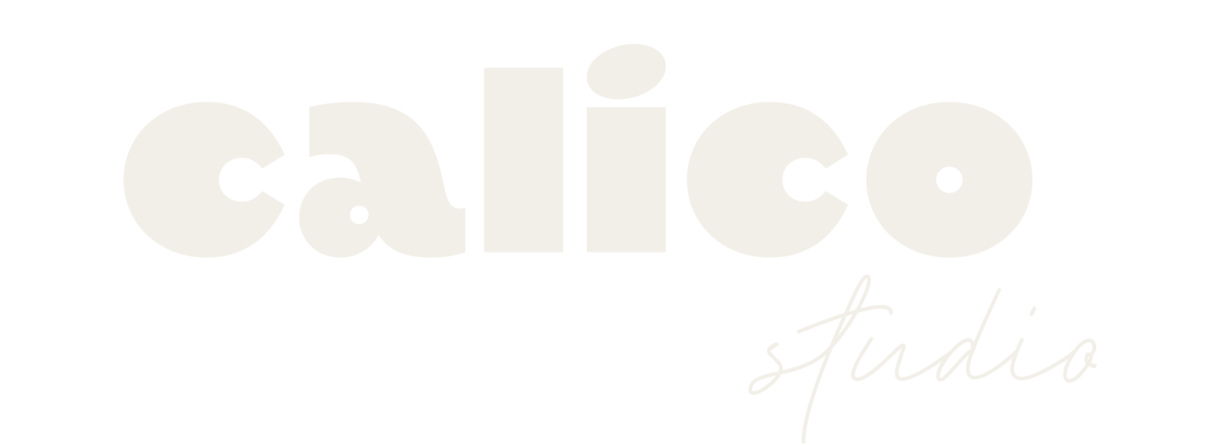 Logotyp Calico Studio w wariancie beżowym.