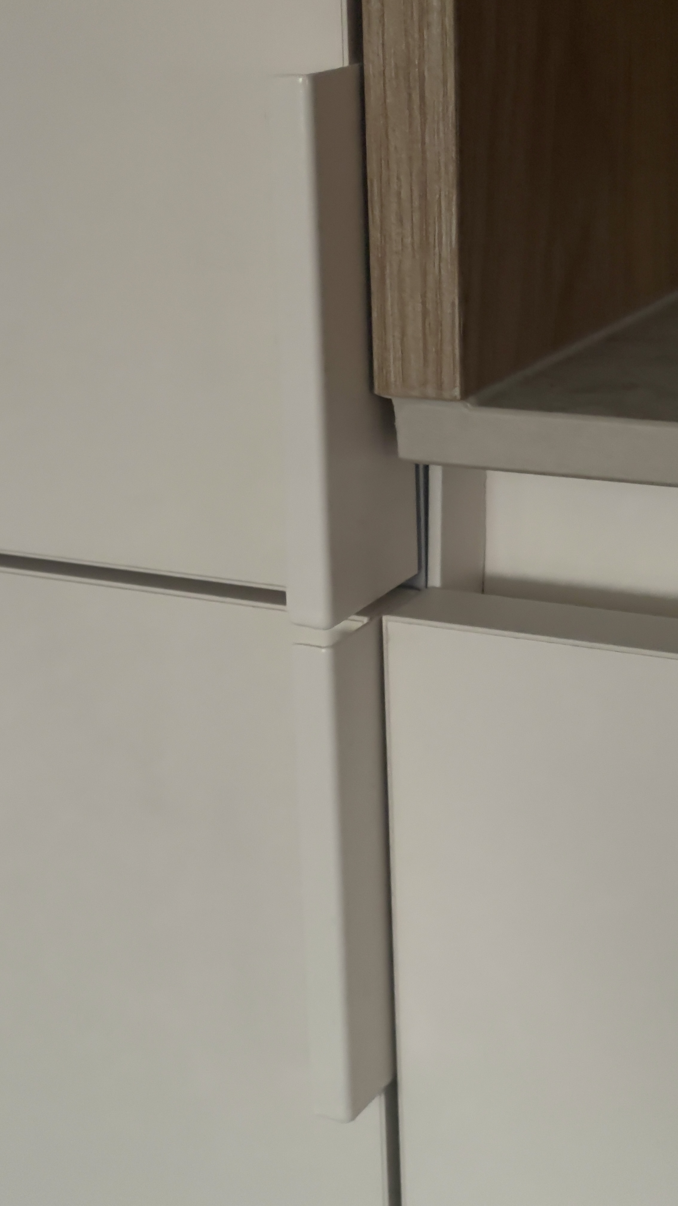 Detal pokazujący minimalistyczną geometrię uchwytów krawędziowych.