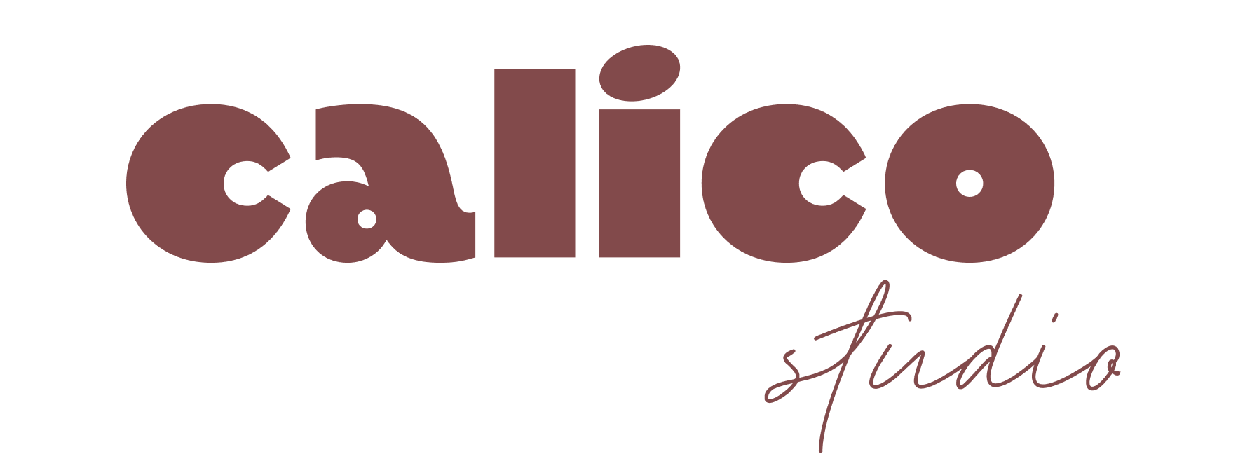 Logotyp Calico Studio w wariancie bordowym.