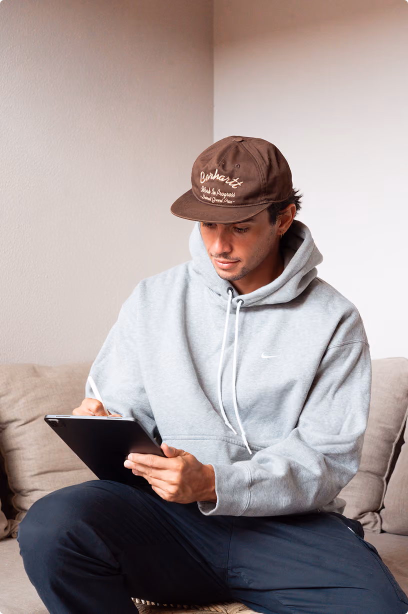 Toni D'eramo web designer freelance travaillant sur tablette