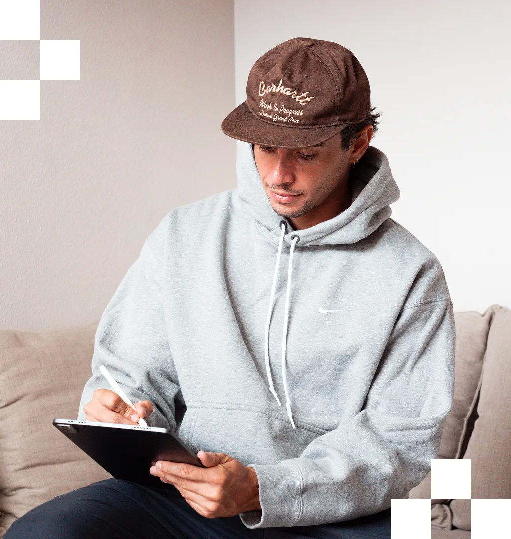 Toni D'eramo web designer freelance travaillant sur tablette