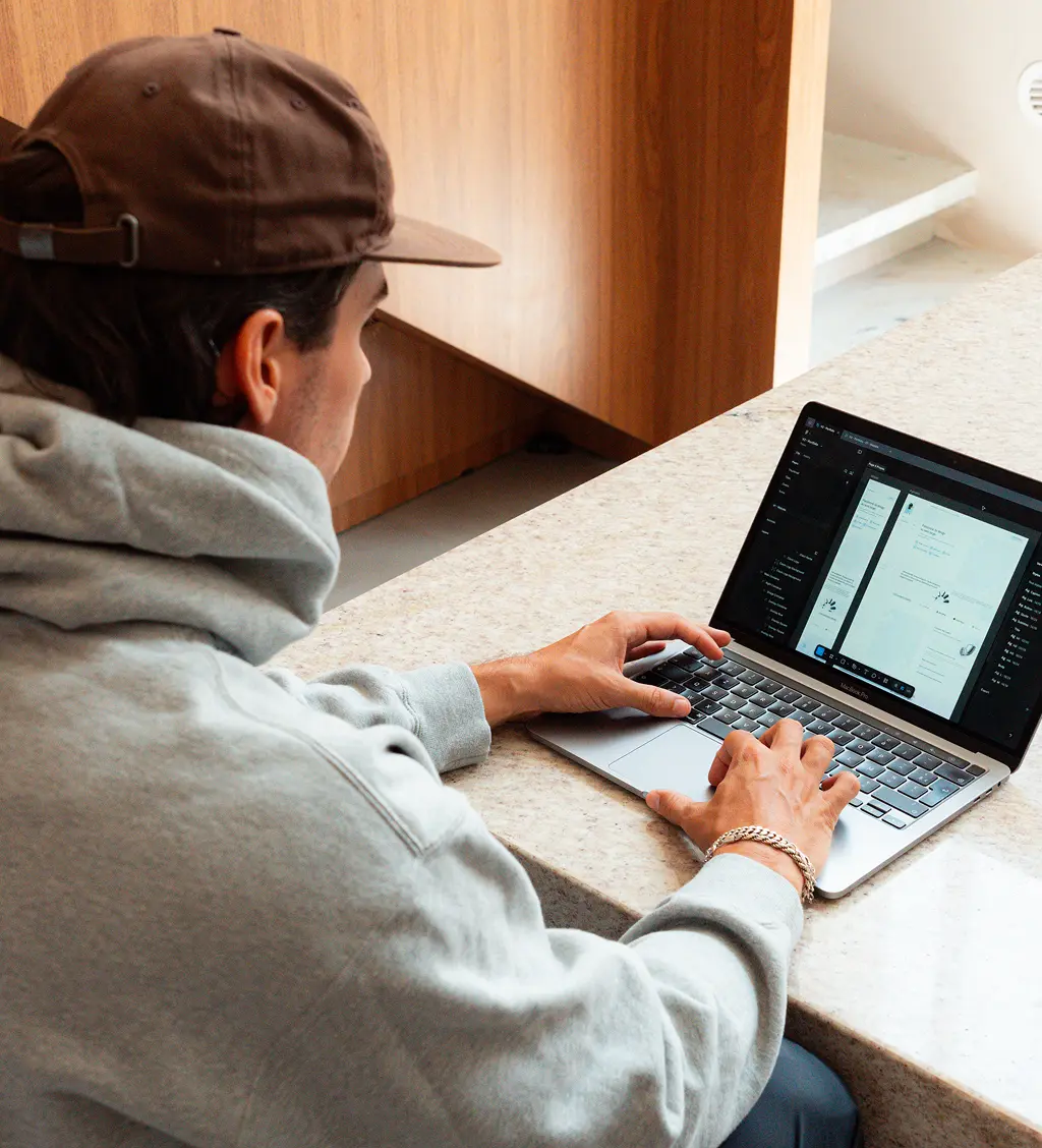 Toni D'eramo web designer freelance travaillant sur le logiciel figma