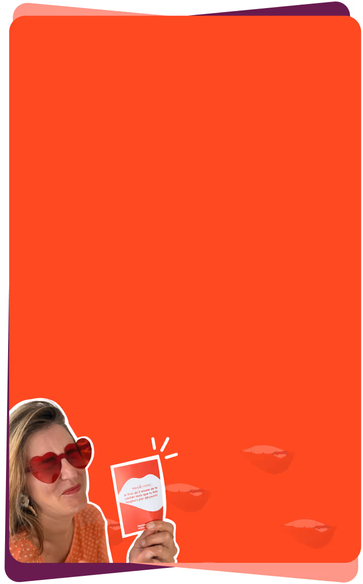 Femme portant des lunettes de soleil en forme de cœur rouges tenant une carte avec un fond rouge et des motifs de lèvres rouges.