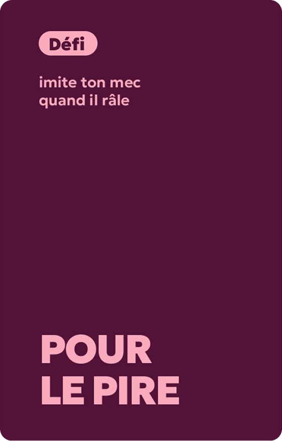 Carte avec le texte en rose sur fond violet foncé disant : 'Défi imite ton mec quand il râle POUR LE PIRE'.