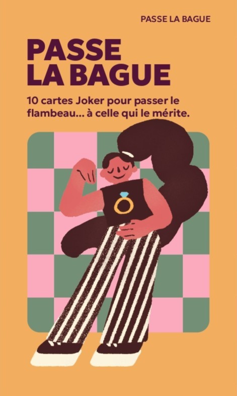 Illustration d'une femme souriante avec un t-shirt noir affichant une bague, sur un fond à damier vert et rose, avec le texte « PASSE LA BAGUE » et la description d'un jeu de 10 cartes Joker.