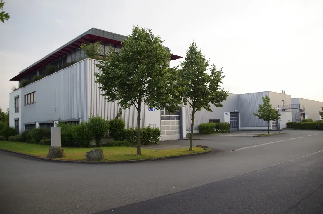 Ansprechende Hallen- und Bürofläche zu vermieten