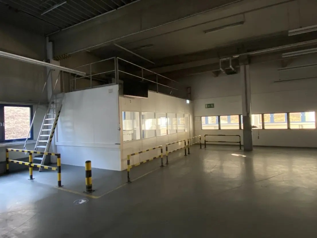 Hallen- und Produktionsfläche mit Büro zu vermieten